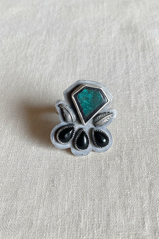 Inlay stone w/ onyx Size 5.5